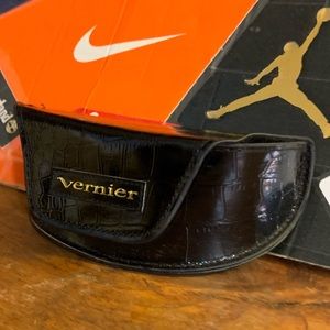 VERNIER-women’s black leather snap-button sunglasses protective case